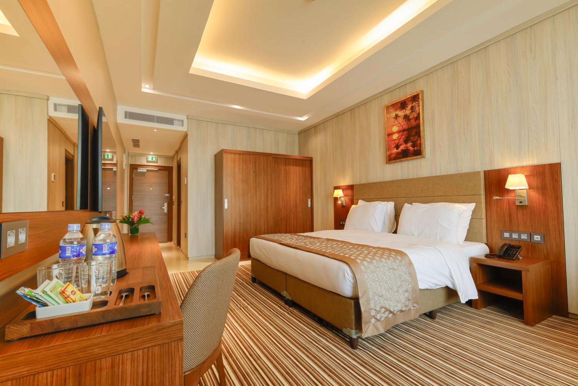 Byblos Hotel Абиджан Екстериор снимка